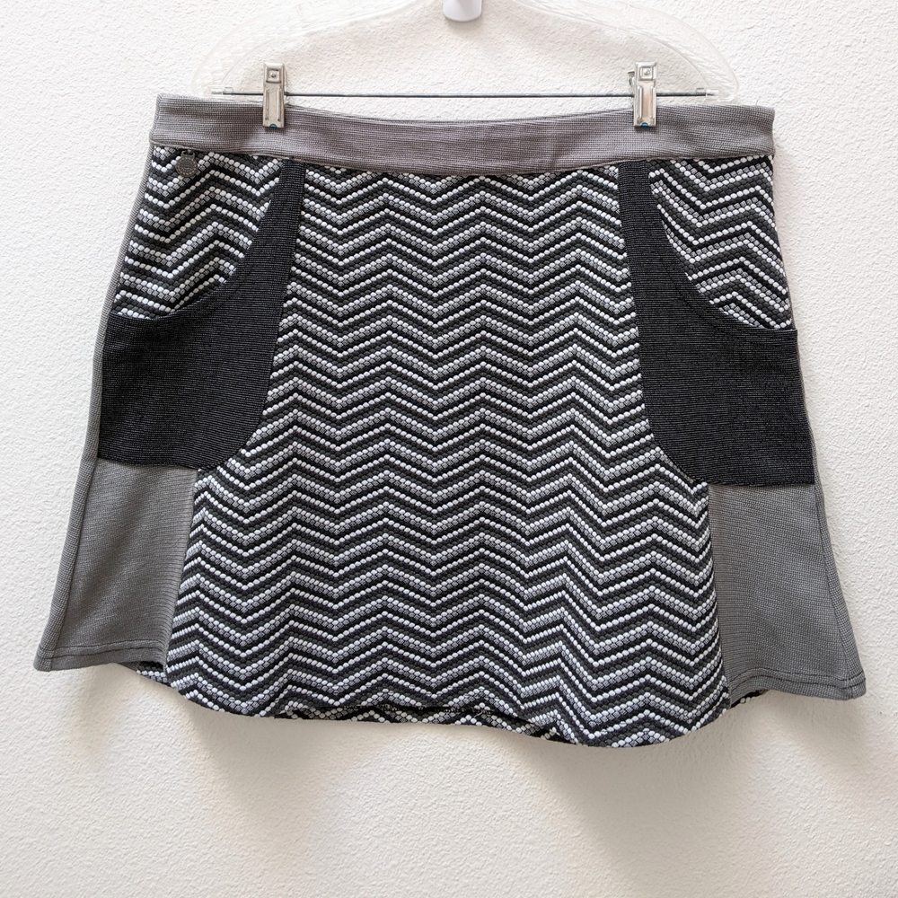 Black and White Chevron A-Line Mini Skirt with Pockets by Smash! size XXL